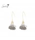 Goudkleurige Oorhangers met Grijze Raffia - Trendy en Elegant